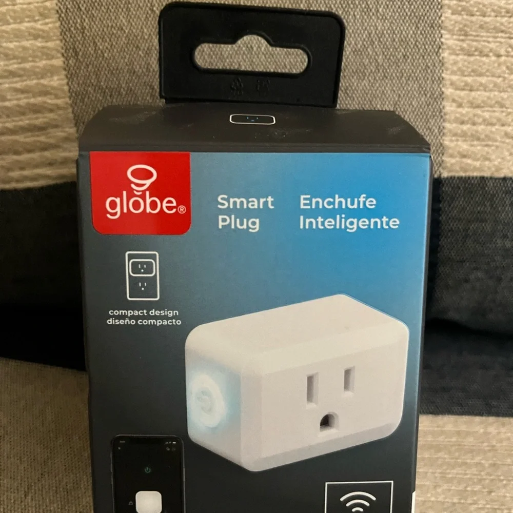 Globe Smart Plug - White and Black